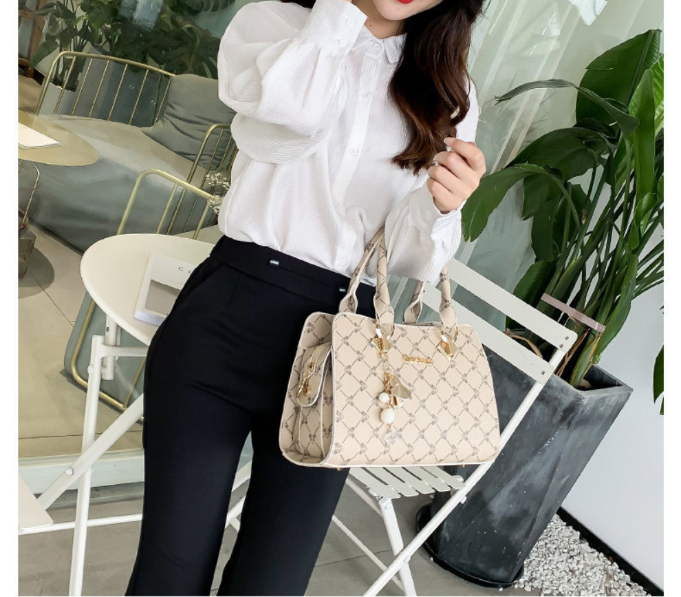 Bolso Elegante Beige con Rojo - Sofisticación en Cada Detalle - Must Have